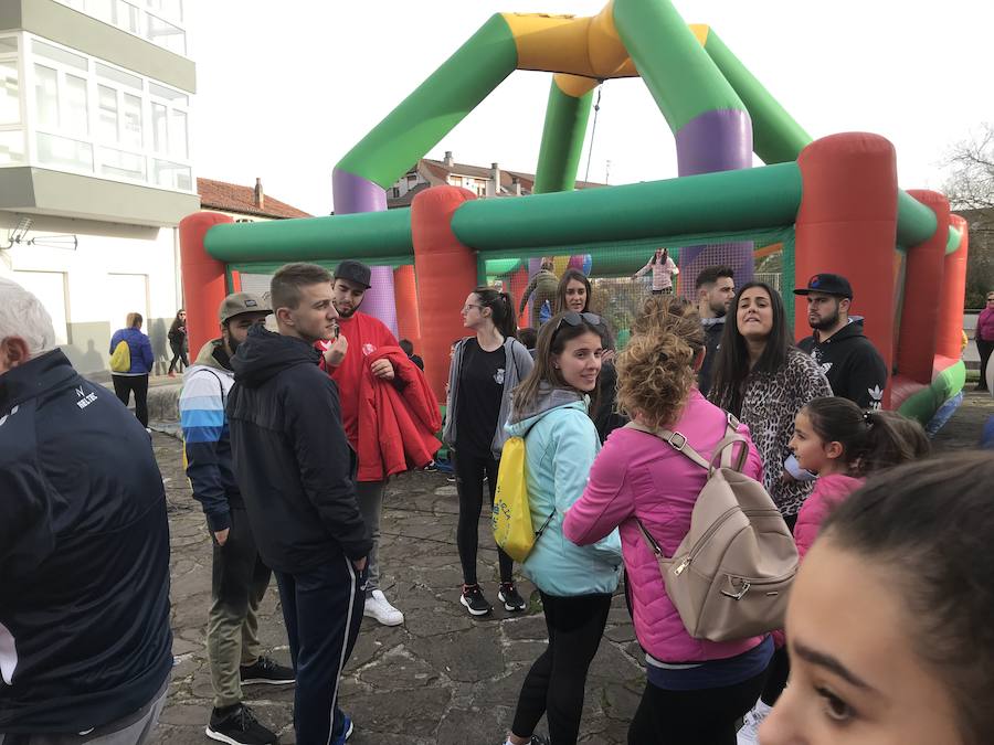 Los vecinos han participado esta mañana en una marcha a favor de la asociación 'Buscando Sonrisas'