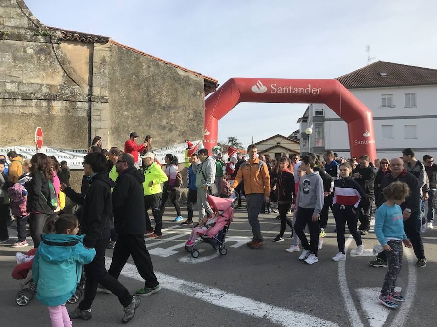 Los vecinos han participado esta mañana en una marcha a favor de la asociación 'Buscando Sonrisas'