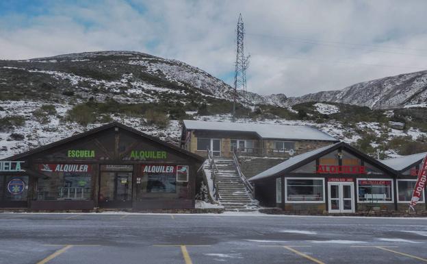 Los negocios de alquiler de equipos y las escuelas de esquí de Alto Campoo llevan cerrados desde el pasado mes de mayo. 