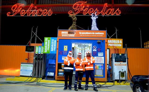 Los trabajadores de la estación de servicio Eess Mas felicitan la Navidad a sus clientes.