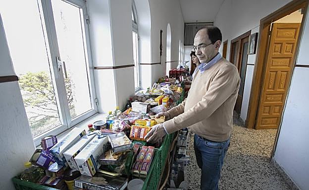 En estos días cada familia recibe un lote de alimentos con productos navideños. 