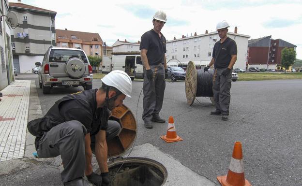 Despliegue de fibra óptica por personal de Adamo e Ibiocom en Matamorosa.