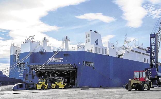 El Bahri, barco de Arabia Saudí, cargando armas en el puerto de Santander con destino Yemen