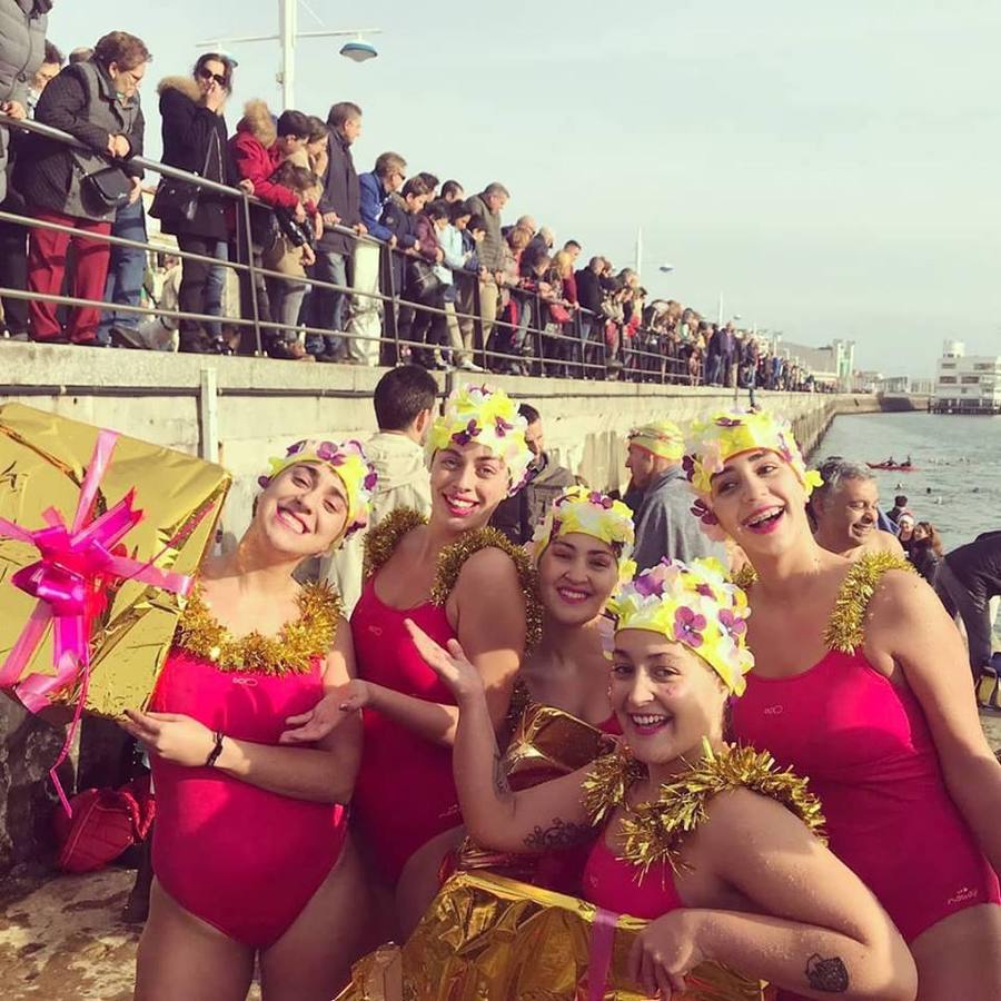 Un año más, la Travesía a Nado de Navidad ha llenado la bahía de Santander de colorido, sentido del humor y divertidos disfraces, para cubrir la distancia entre los Raqueros y el Palacete del Embarcadero