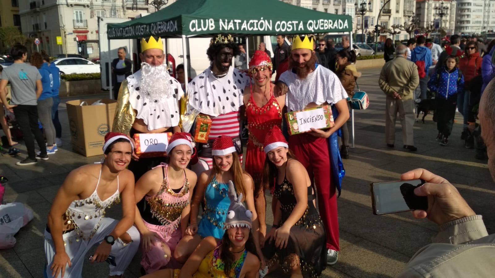 Un año más, la Travesía a Nado de Navidad ha llenado la bahía de Santander de colorido, sentido del humor y divertidos disfraces, para cubrir la distancia entre los Raqueros y el Palacete del Embarcadero