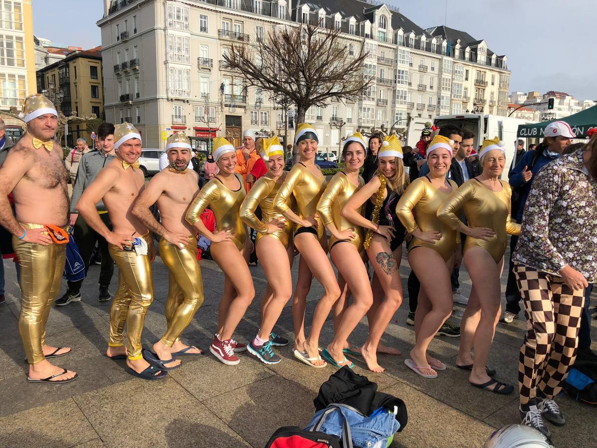 Un año más, la Travesía a Nado de Navidad ha llenado la bahía de Santander de colorido, sentido del humor y divertidos disfraces, para cubrir la distancia entre los Raqueros y el Palacete del Embarcadero