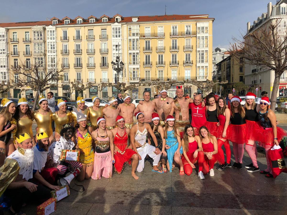 Un año más, la Travesía a Nado de Navidad ha llenado la bahía de Santander de colorido, sentido del humor y divertidos disfraces, para cubrir la distancia entre los Raqueros y el Palacete del Embarcadero