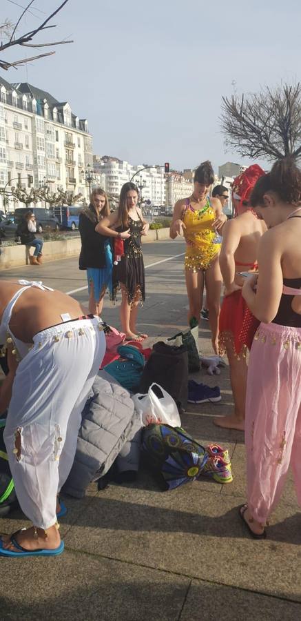 Un año más, la Travesía a Nado de Navidad ha llenado la bahía de Santander de colorido, sentido del humor y divertidos disfraces, para cubrir la distancia entre los Raqueros y el Palacete del Embarcadero