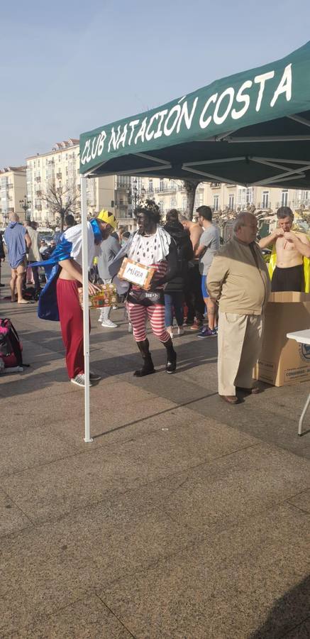 Un año más, la Travesía a Nado de Navidad ha llenado la bahía de Santander de colorido, sentido del humor y divertidos disfraces, para cubrir la distancia entre los Raqueros y el Palacete del Embarcadero