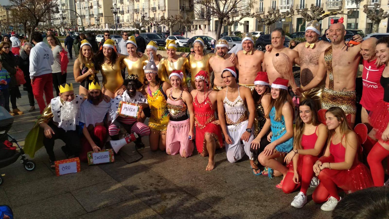 Un año más, la Travesía a Nado de Navidad ha llenado la bahía de Santander de colorido, sentido del humor y divertidos disfraces, para cubrir la distancia entre los Raqueros y el Palacete del Embarcadero