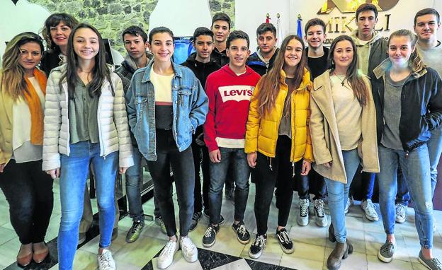 Los jóvenes conocieron las oficinas de Mikeli en el Paseo de Pereda 35, en Santander. 