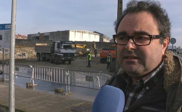 Jesús Gómez, frente al solar de La Albericia donde se están realizando las obras. 