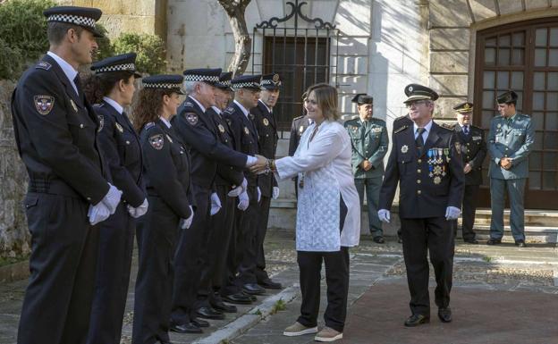 La alcaldesa de Camargo, Esther Bolado, saluda a varios agentes durante la Fiesta de San Miguel, patrono de la Policía Local, celebrada el pasado mes de septiembre.