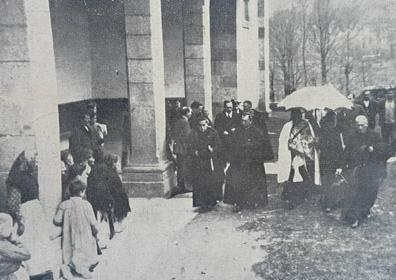 Imagen secundaria 1 - Arriba: Foto de 1908, de los alumnos de la escuela del Barrio de Arriba. Debajo: procesión solemne con el traslado de las sagradas formas tras el crimen, y llegada de un periodista a la iglesia de San Juan Bautista.