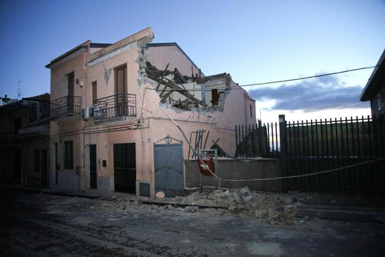 El presidente de la región italiana declara el estado de calamidad después del terremoto de 4,8 grados vinculado a la erupción del volcán