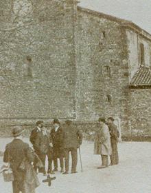 Imagen secundaria 2 - Arriba: Foto de 1908, de los alumnos de la escuela del Barrio de Arriba. Debajo: procesión solemne con el traslado de las sagradas formas tras el crimen, y llegada de un periodista a la iglesia de San Juan Bautista.