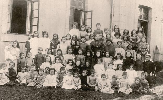 Imagen principal - Arriba: Foto de 1908, de los alumnos de la escuela del Barrio de Arriba. Debajo: procesión solemne con el traslado de las sagradas formas tras el crimen, y llegada de un periodista a la iglesia de San Juan Bautista.