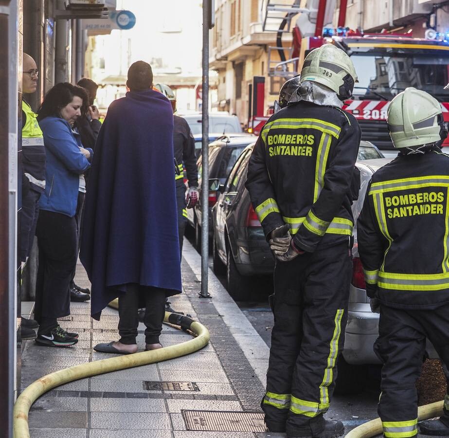 Fotos: Incendio en la cuarta planta de un edificio de la calle Madrid