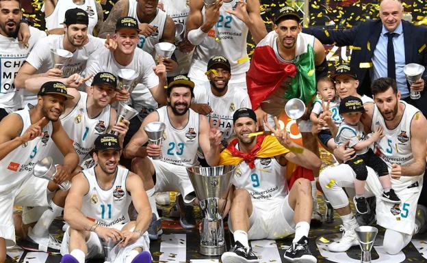 La plantilla y el cuerpo técnico del Real Madrid posa con el trofeo de la Euroliga el pasado mes de mayo. 