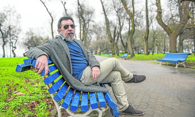 Tras una extensa dedicación profesional al periodismo, Javier Fernández Rubio vive centrado en el mundo de la edición