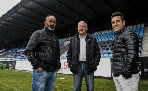 Julio Engonga, Lolo Herrera y Nando posan en El Malecón. 