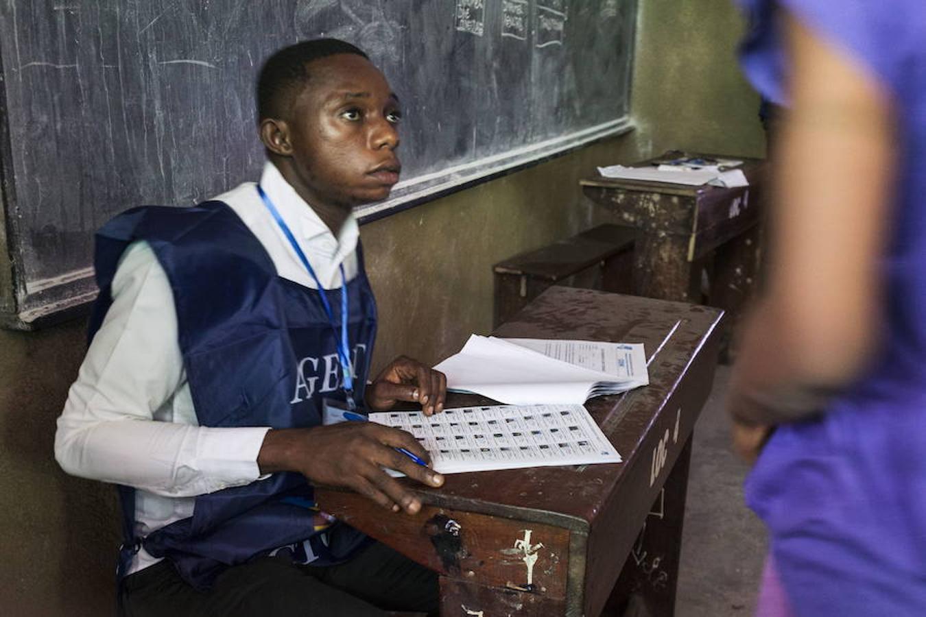 La República Democrática del Congo celebra este domingo unas elecciones históricas para elegir al sucesor del presidente Joseph Kabila, entre retrasos, esperanza de cambio y miedo a más violencia.