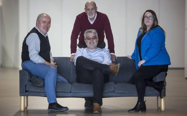 De izquierda a derecha, Alberto Arroyo, José Villaverde Rosa Mantecón y Pedro Reques (sentado), en la sede de El Diario Montañés.