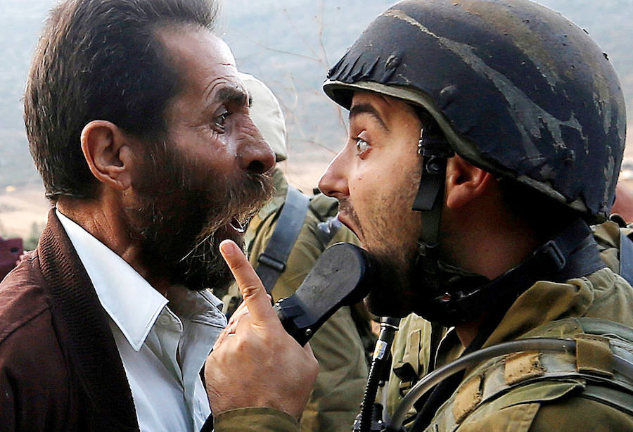 Un palestino discute con un soldado israelí en Nablus. 