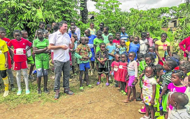 Mañanes, durante su visita a la 'Casa de la Oportunidad' en Melong II (Camerún), financiada por el Gobierno de Cantabria. :