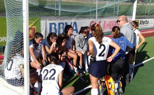 El entrenador del equipo sénior, Ángel Laso, da instrucciones a sus jugadoras. :: 