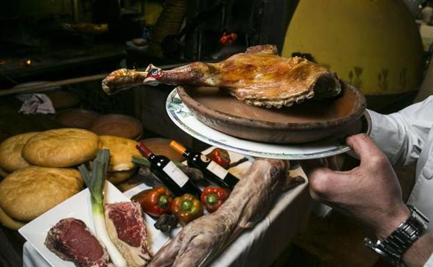 Un chef muestra una ración de lechazo y otros alimentos muy demandados durante las fiestas navideñas. : 