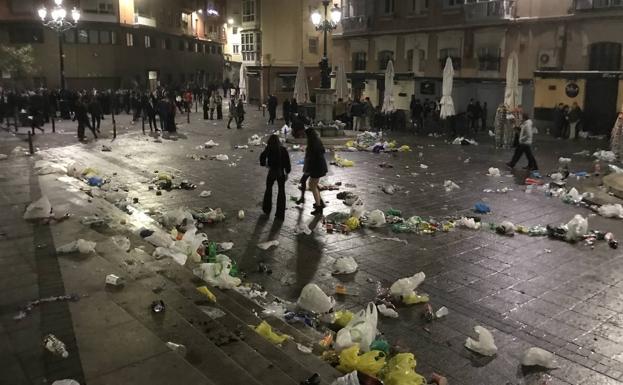 Galería de fotos. Cañadío y la plaza de Pombo tras el botellón.