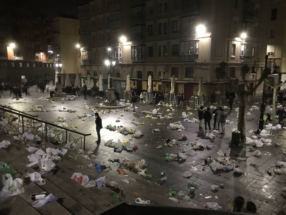 Suciedad en las calles tras la celebración de la entrada del nuevo año