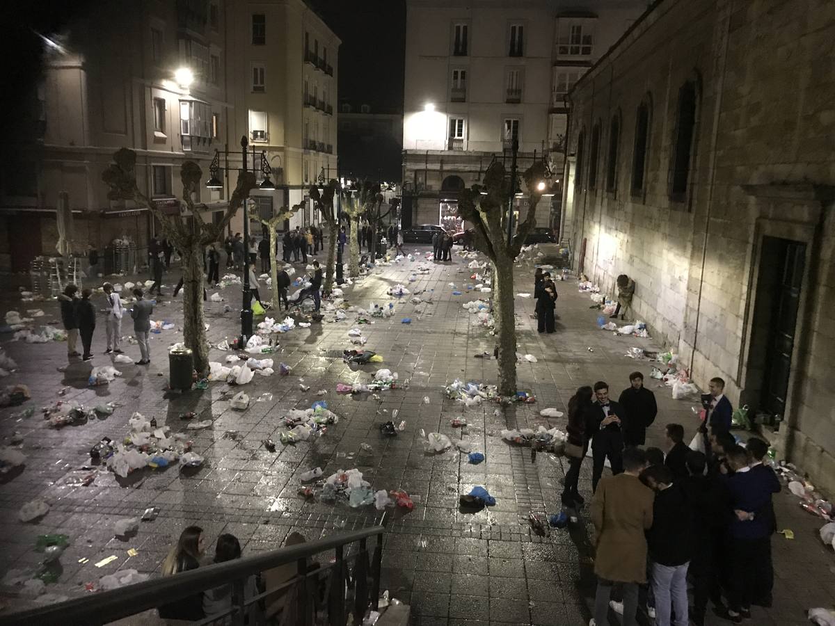 Suciedad en las calles tras la celebración de la entrada del nuevo año