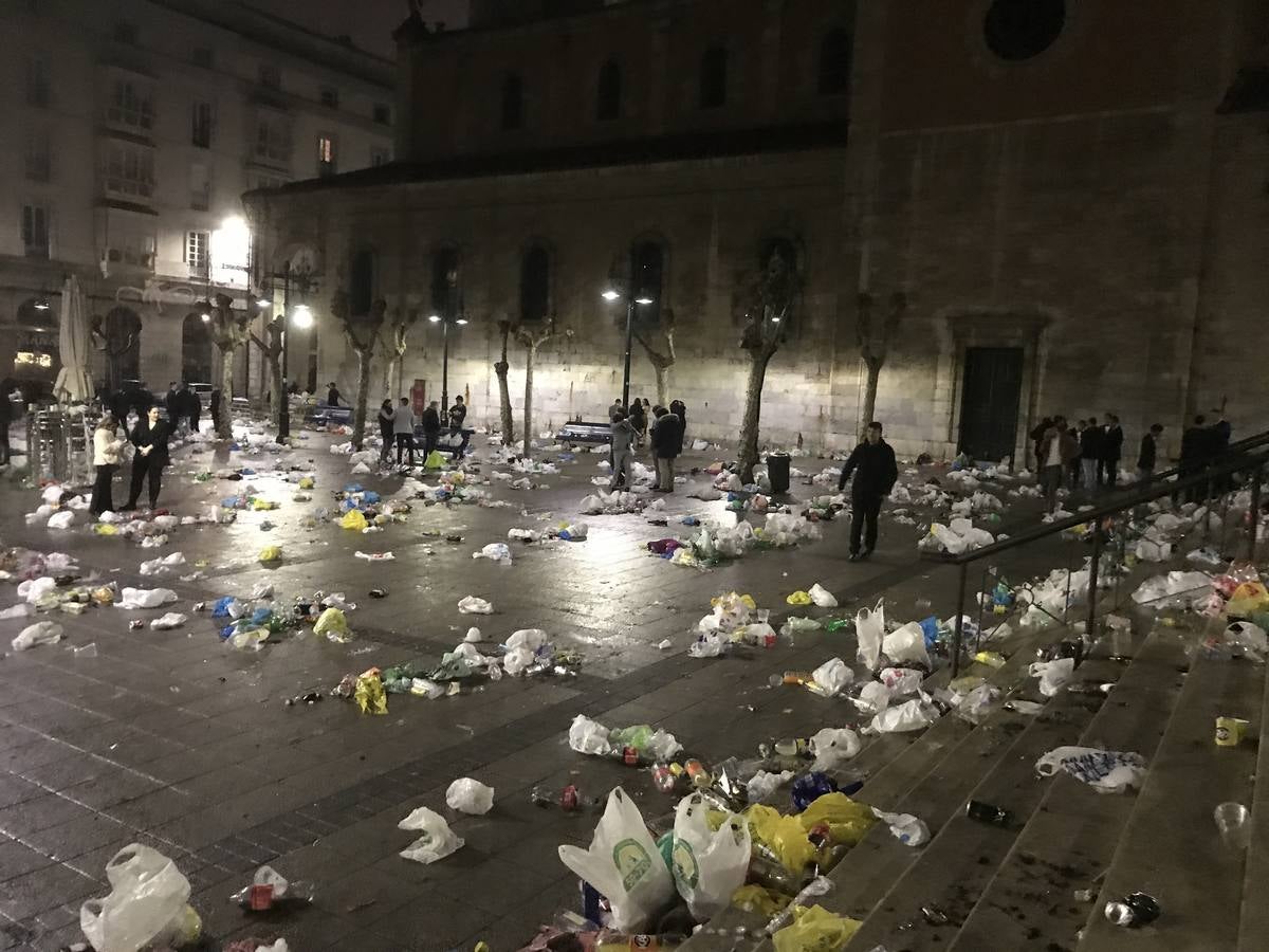 Suciedad en las calles tras la celebración de la entrada del nuevo año