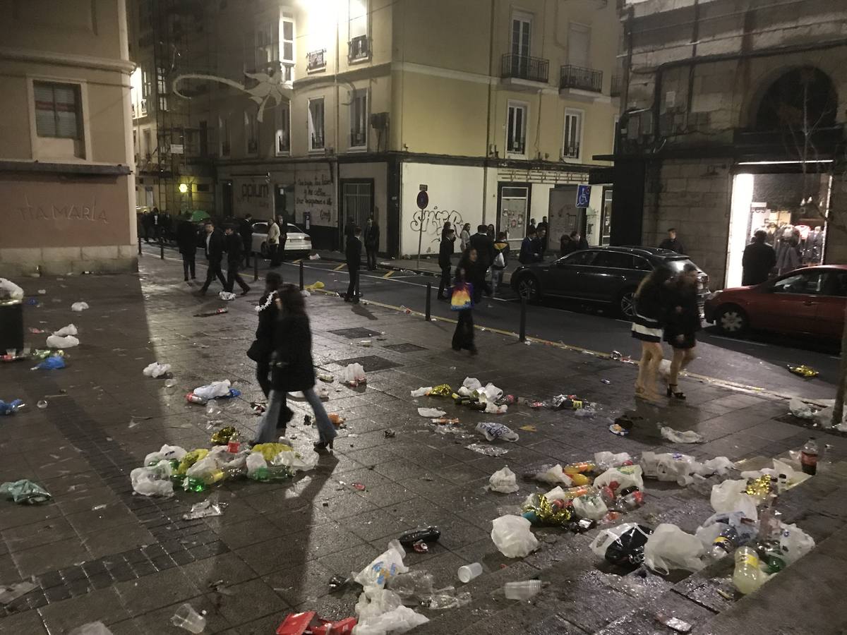 Suciedad en las calles tras la celebración de la entrada del nuevo año