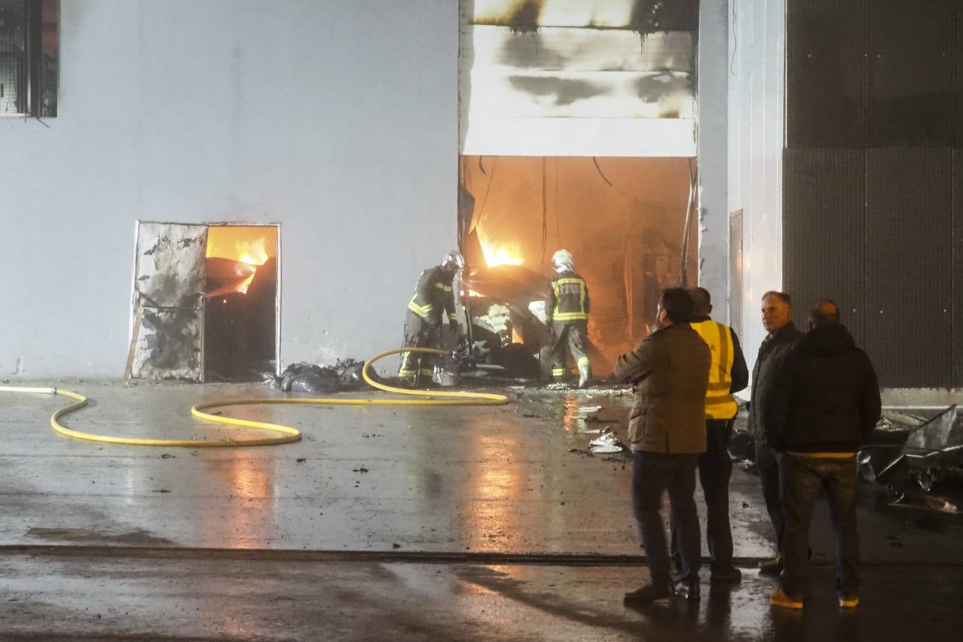 El fuego destruyó en la madrugada del día 1 gran parte de las instalaciones de una nave panificadora.