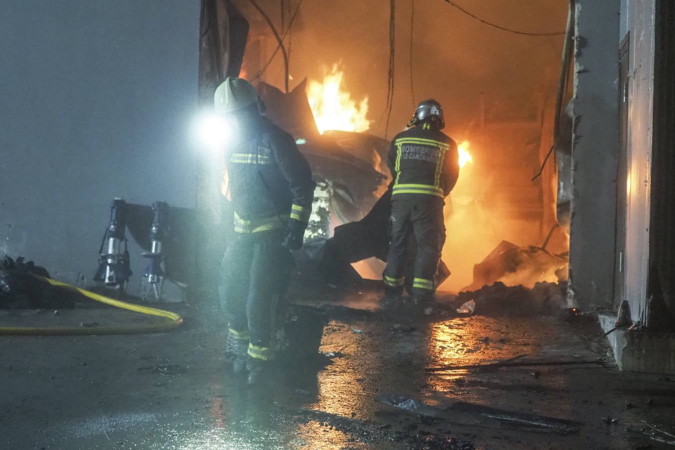 El fuego destruyó en la madrugada del día 1 gran parte de las instalaciones de una nave panificadora.