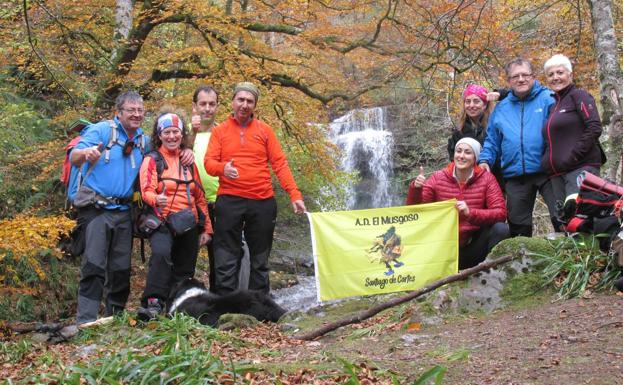 Imagen principal - Una ruta de ensueño desde Bárcena Mayor hasta la cascada de La Arbencia