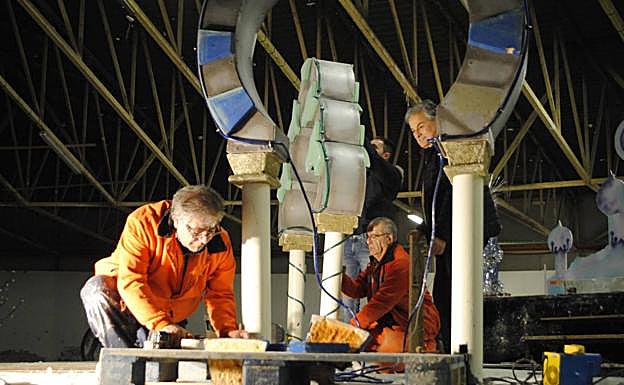 Los integrantes de la Peña Detroit trabajan en la carroza de Sus Majestades de Oriente. 