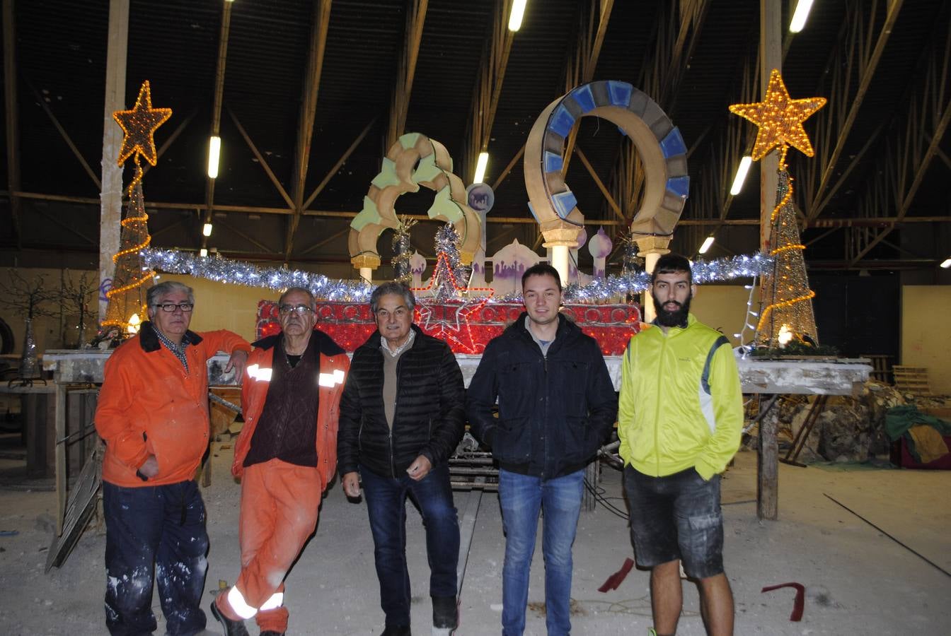 Miembros de la Peña Detroit, junto a la obra sobre la que desfilarán los Reyes 