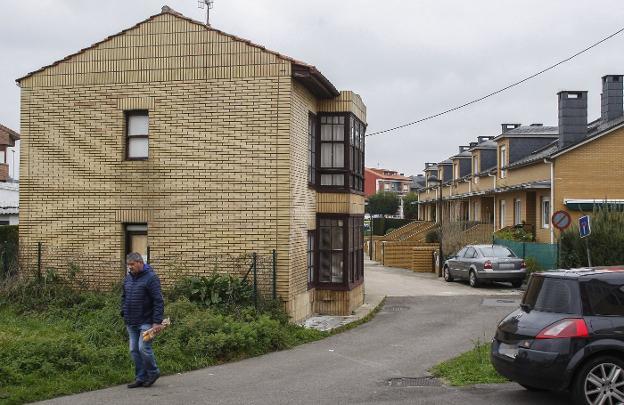 La vivienda tiene dos plantas y está situada en La Valleja, a pocos metros de la rotonda de Los Rotarios.