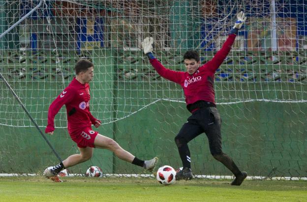 Noguera remata ante Zárraga en el entrenamiento del pasado lunes. 