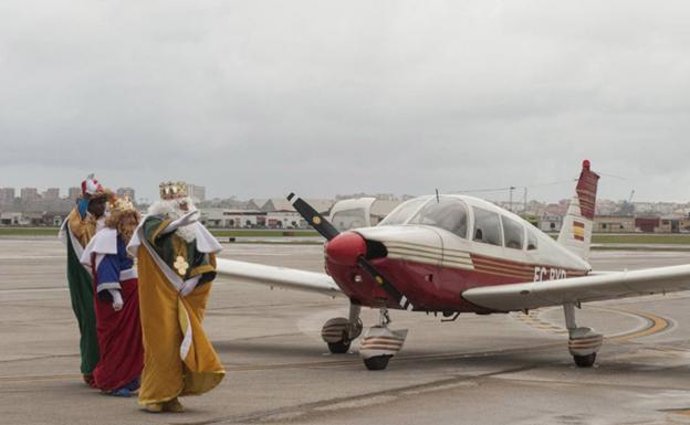 Imagen de archivo de Melchor, Gaspar y Baltasar a su llegada por el aire a Camargo.