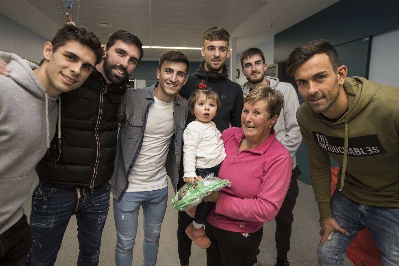 Fotos: Los jugadores del Racing reparte regalos