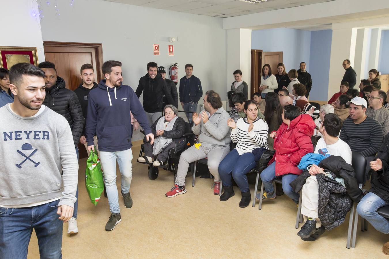 Fotos: Los jugadores del Racing reparte regalos