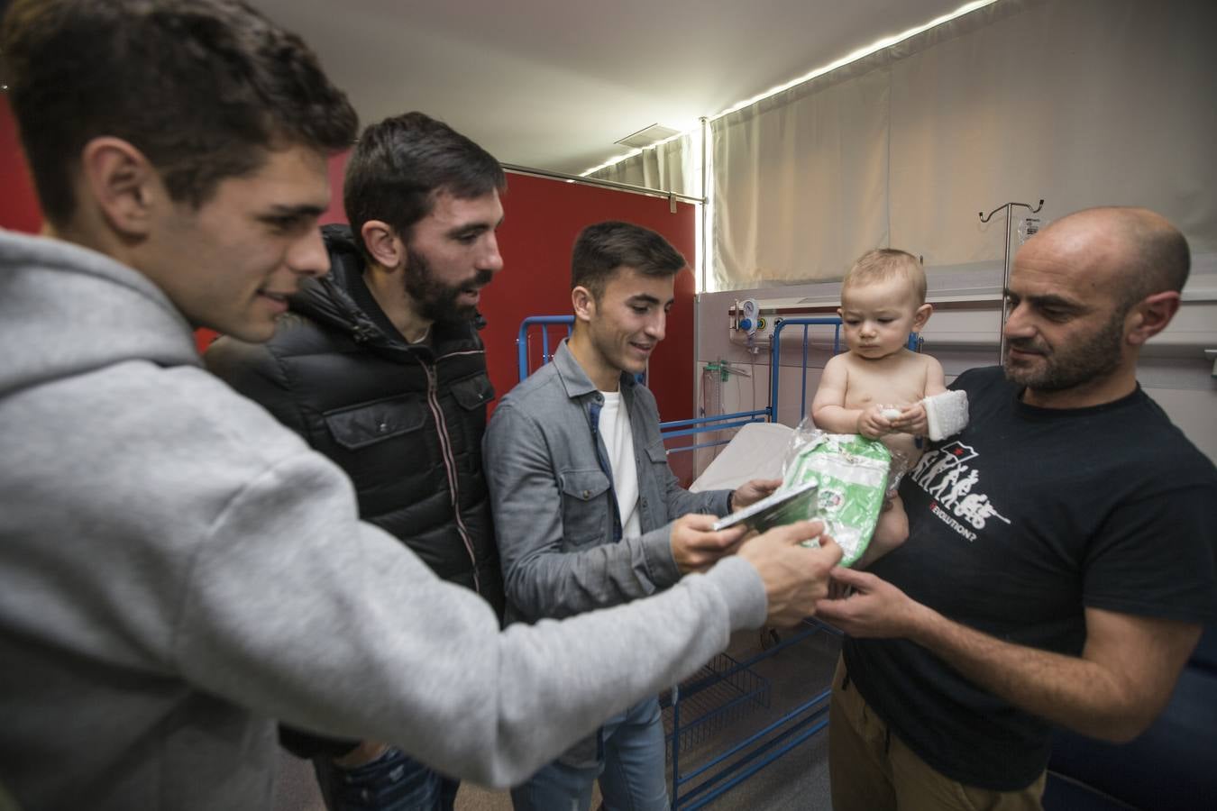 Fotos: Los jugadores del Racing reparte regalos