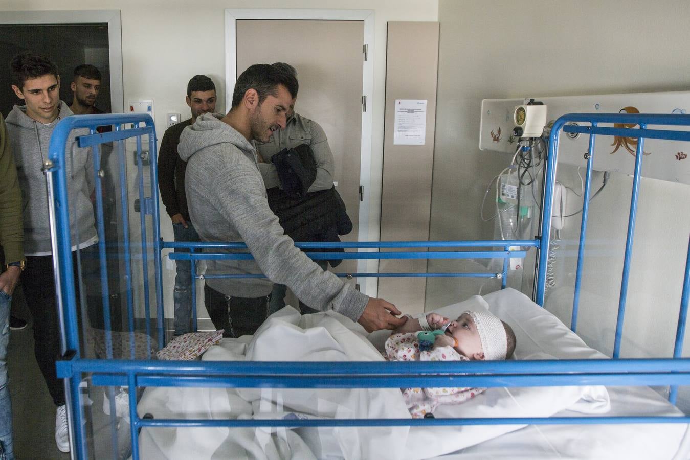 Fotos: Los jugadores del Racing reparte regalos