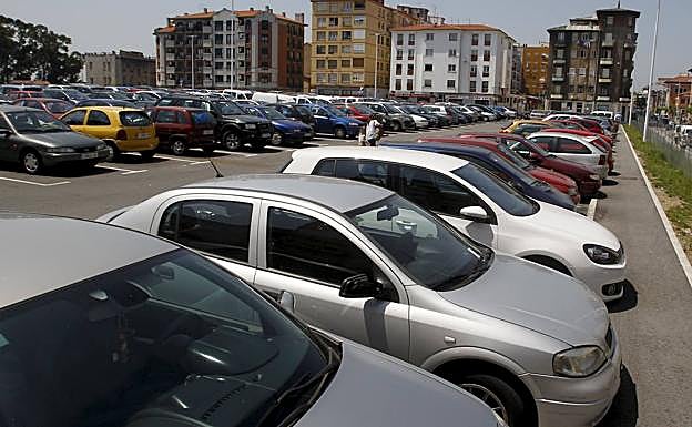 Aparcamiento en el solar de la antigua Prisión Provincial, en la calle Alta.