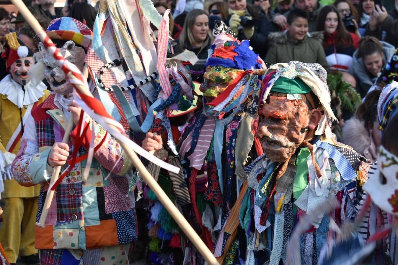 Los jóvenes de Silió protagonizaron una mascarada infantil escoltada por cientos de seguidores